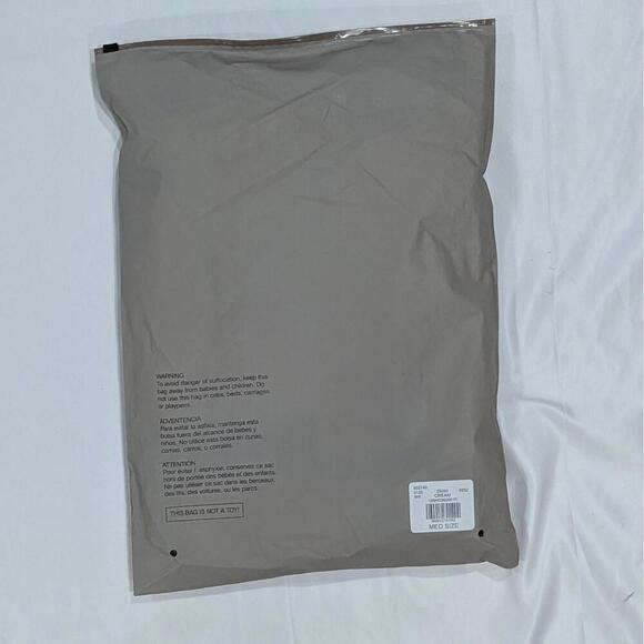 BRAND NEW Fear of God Essentials T-Shirt Cream Applique Logo SS20 Pacsun Size M - Picture 7 of 9